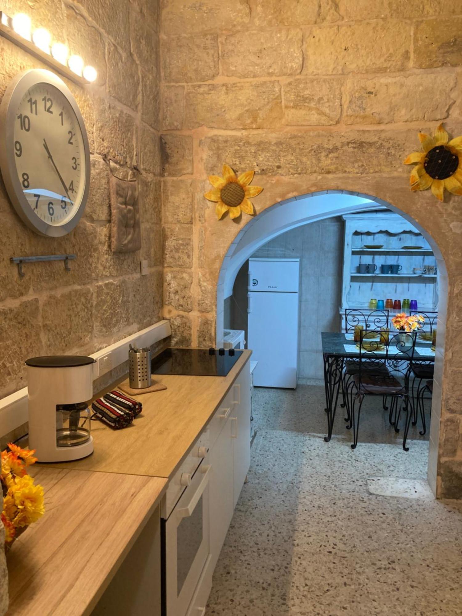 Апартаменты Charming Central Townhouse In Sliema Steps From Promenade And Sliema Ferry Экстерьер фото