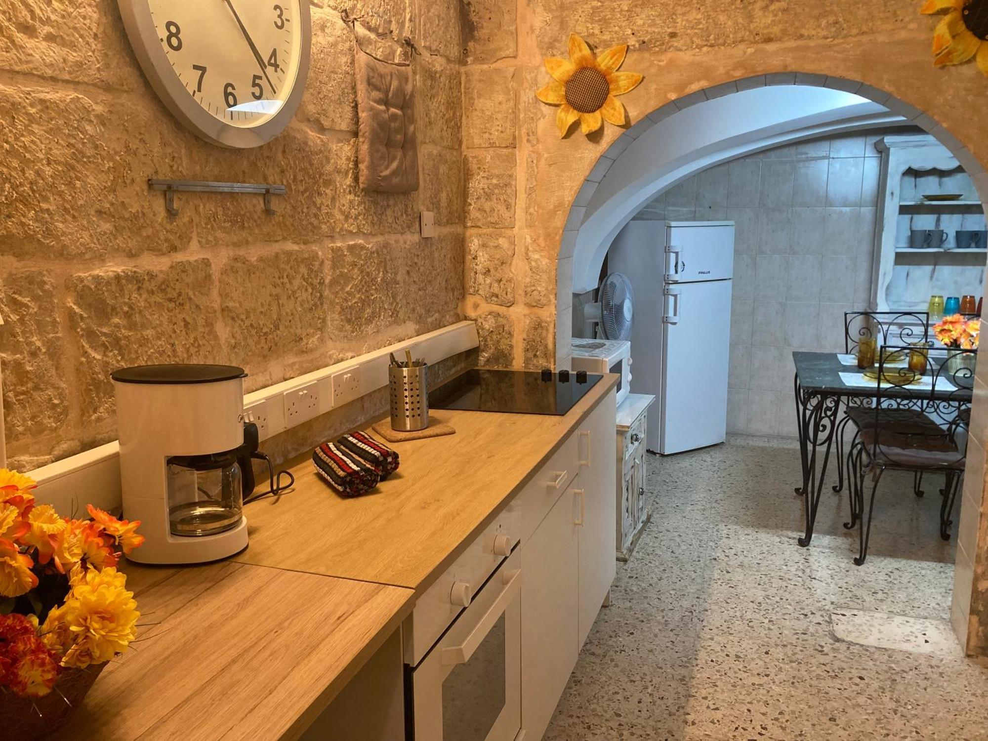 Апартаменты Charming Central Townhouse In Sliema Steps From Promenade And Sliema Ferry Экстерьер фото
